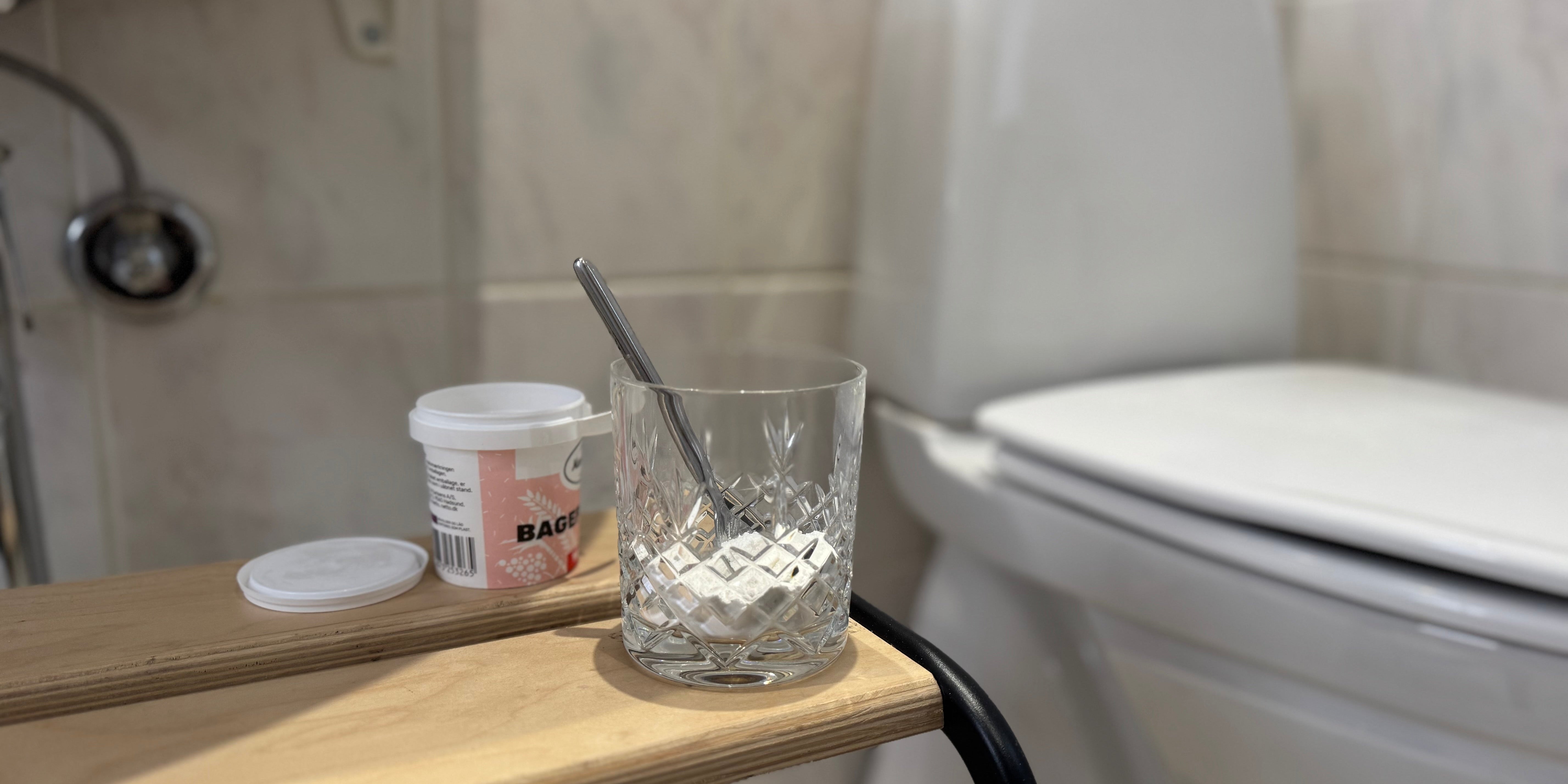 Rengøring af toilet med bagepulver, natron eller damp: Hvad virker?