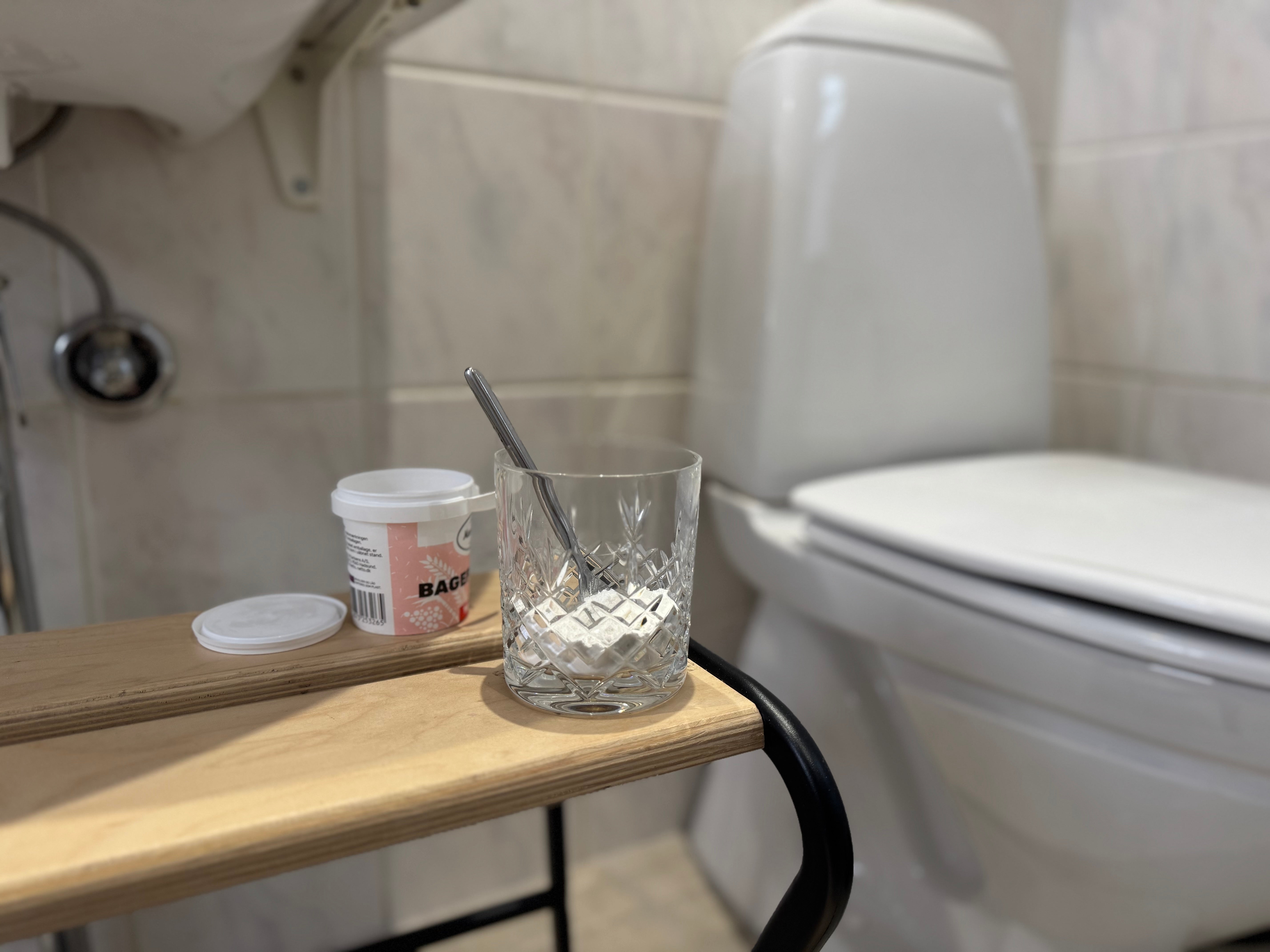 Rengøring af toilet med bagepulver, natron eller damp: Hvad virker?