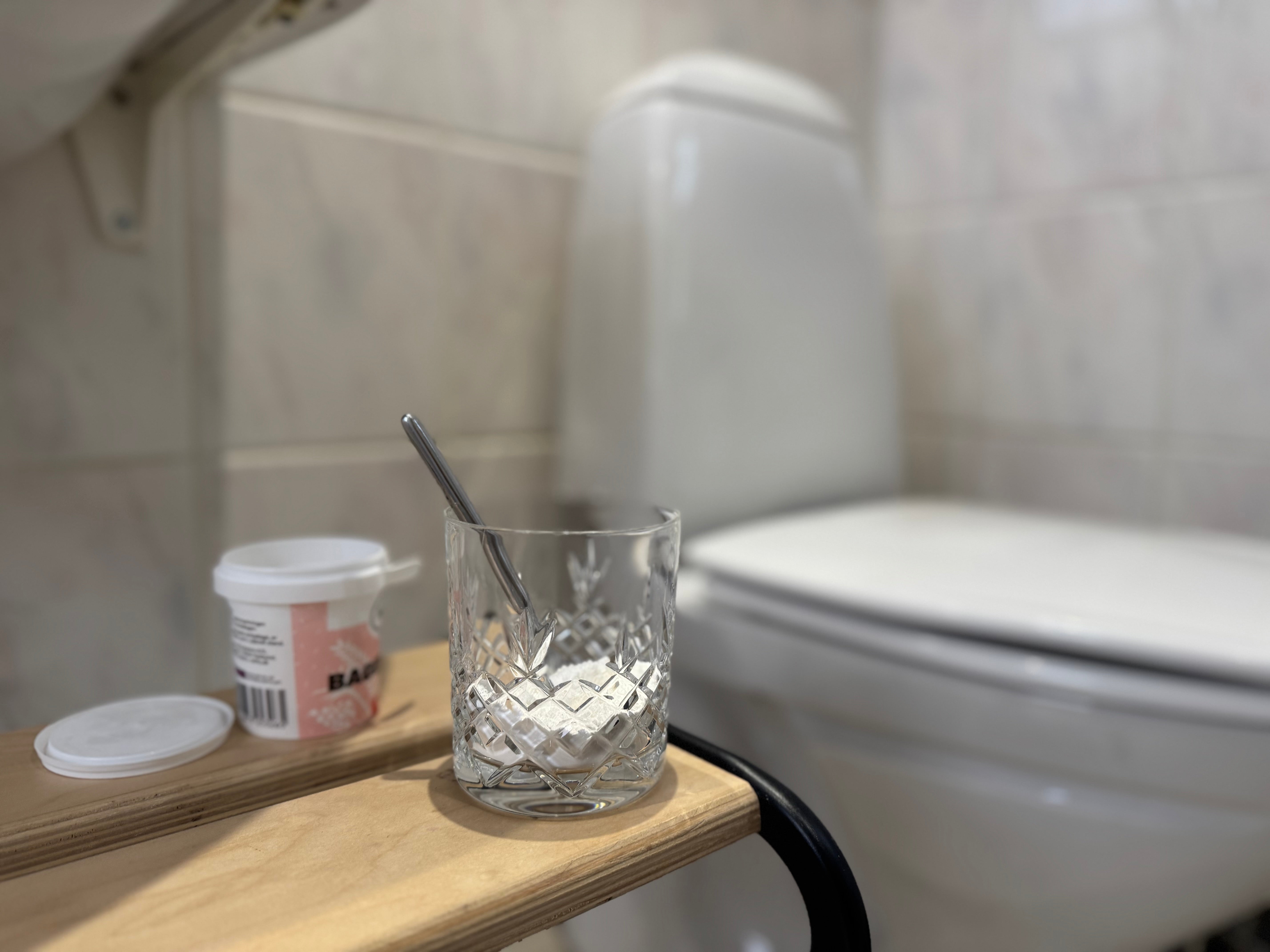 Bagepulver, natron eller eddike? De bedste midler til fuger