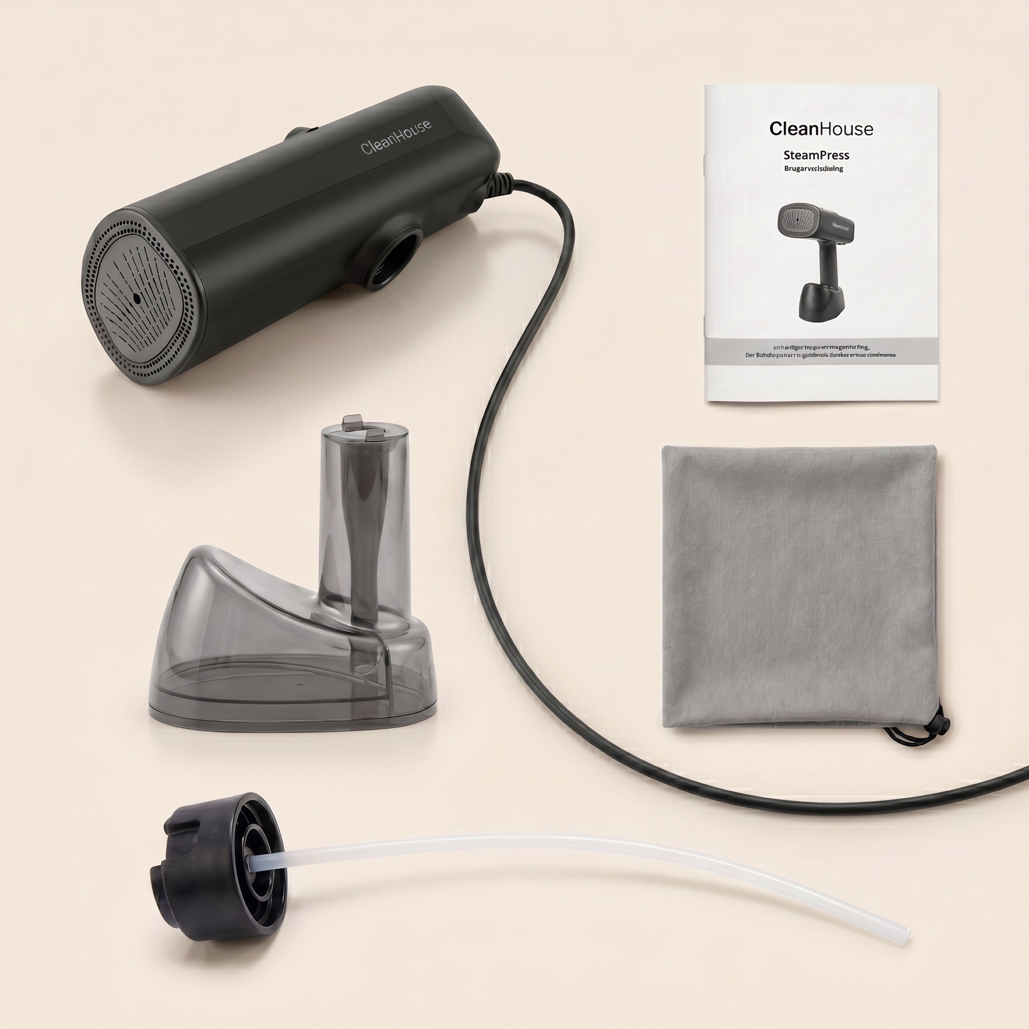 Indholdet i SteamPress-kassen: damper, vandtank, adapter og manual